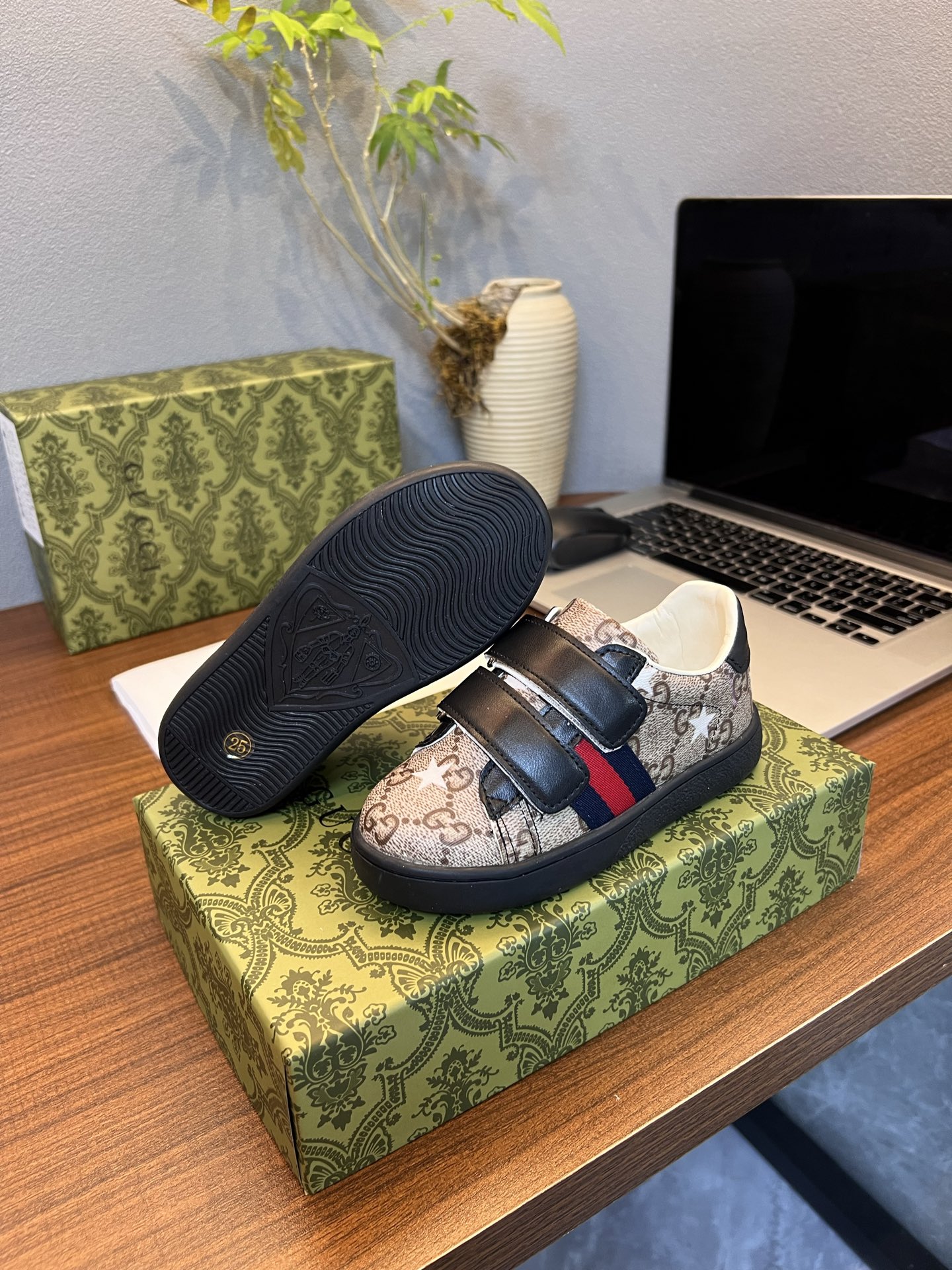 Children's shoes child